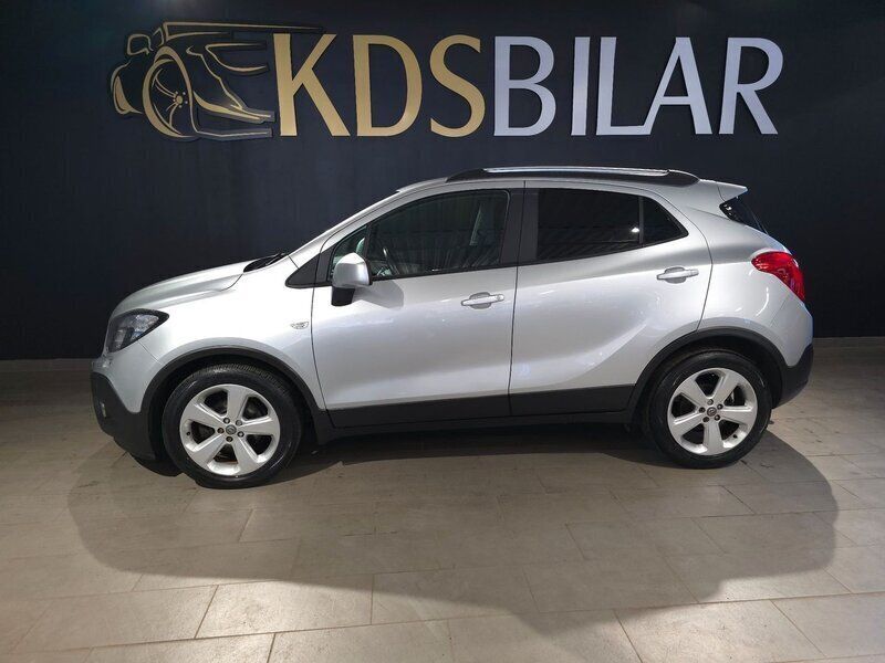 Grå Begagnad 2012 Opel Mokka SUV | 69 900 kr (Marknadspris) - Bild 1/4