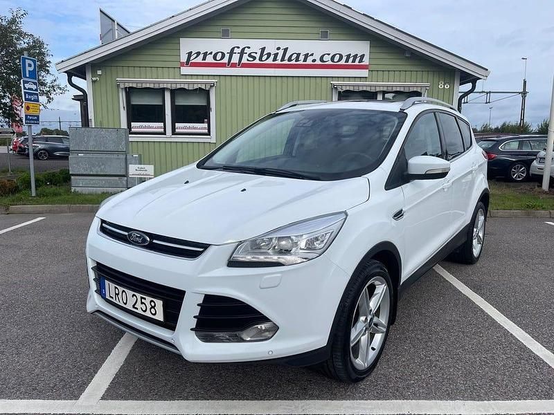Vit Begagnad 2013 Ford Kuga Titanium SUV | 109 900 kr (Lite dyr) - Bild 1/4