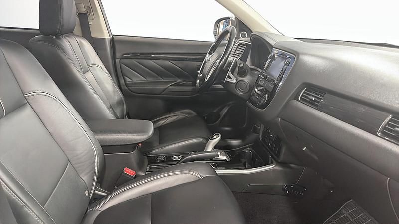 Begagnad Mitsubishi Outlander P-HEV 203 HK (149 kW) 2015 Kombi