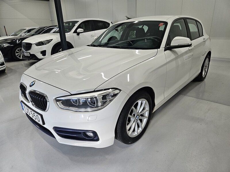 Vit Begagnad 2017 BMW 118 Sport Line Halvkombi | 139 900 kr (Bra pris) - Bild 1/4