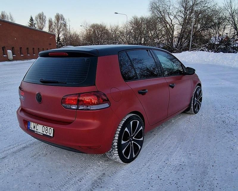 Begagnad VW Golf VII 102 HK (75 kW) 2012 Matt röd med svart tak Halvkombi