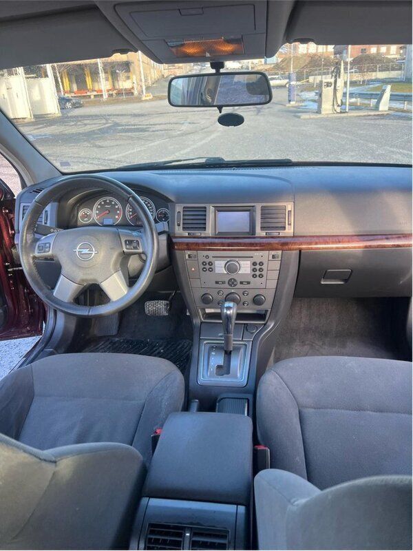 Röd Begagnad 2005 Opel Vectra Sedan | 17 500 kr (Marknadspris) - Bild 1/4