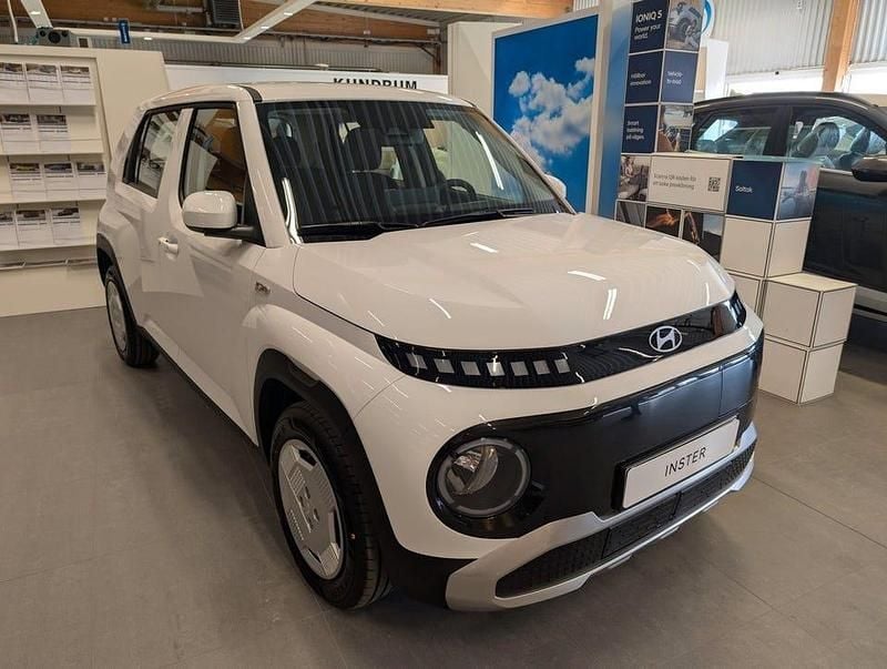 Vit Ny 2025 Hyundai Inster Pure Halvkombi | 299 900 kr (Dyr) - Bild 1/2