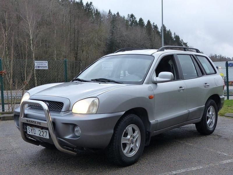 Silvermetallic Begagnad 2002 Hyundai Santa Fe SUV | 29 800 kr (Marknadspris) - Bild 1/4