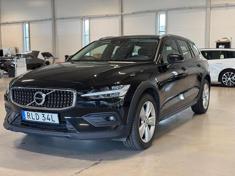 Svart Begagnad 2021 Volvo V60 CC Kombi | 329 900 kr (Marknadspris) - Bild 1/4