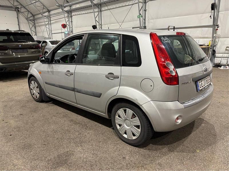 Grå Begagnad 2007 Ford Fiesta Halvkombi | 23 000 kr (Bra pris) - Bild 1/4