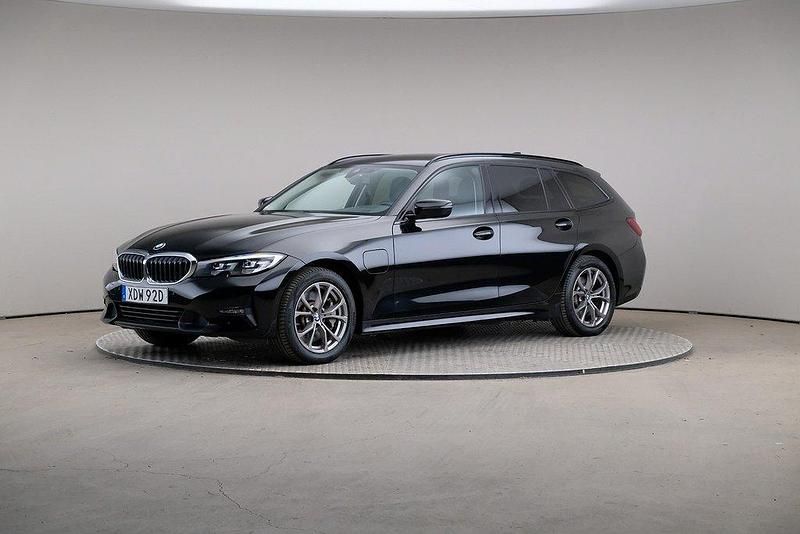 Svart Begagnad 2020 BMW 330e Sport Line Kombi | 269 000 kr (Marknadspris) - Bild 1/4