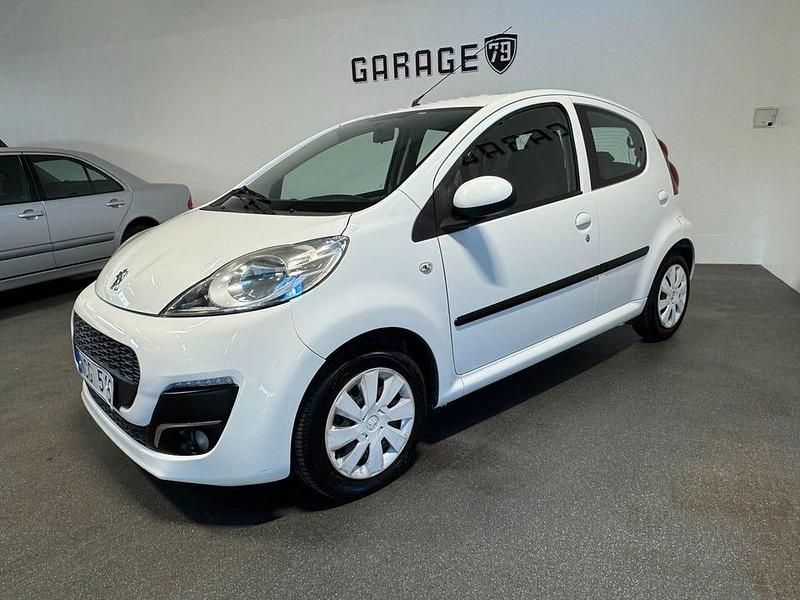 Vit Begagnad 2012 Peugeot 107 Halvkombi | 37 000 kr (Marknadspris) - Bild 1/4