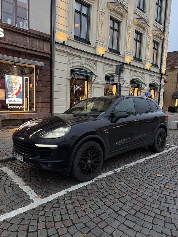 Svart Begagnad 2016 Porsche Cayenne SUV | 269 000 kr (Marknadspris) - Bild 1/4