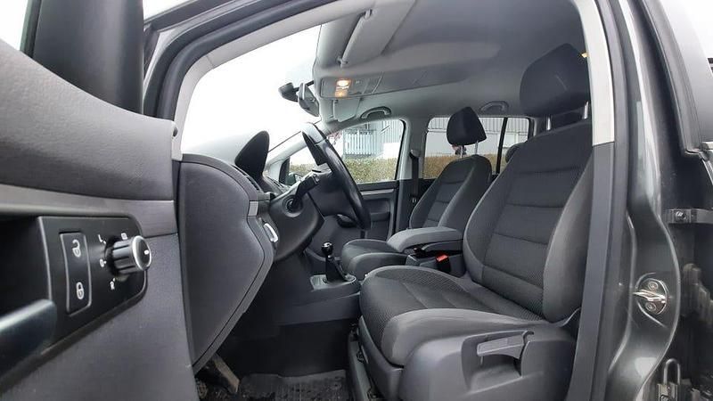Begagnad VW Touran 140 HK (102 kW) 2012 Minibuss
