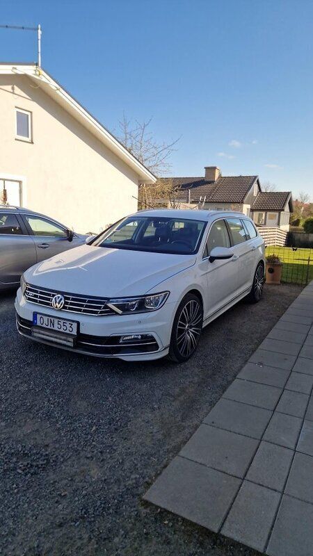 Vit Begagnad 2017 VW Passat Kombi | 150 000 kr (Dyr) - Bild 1/4
