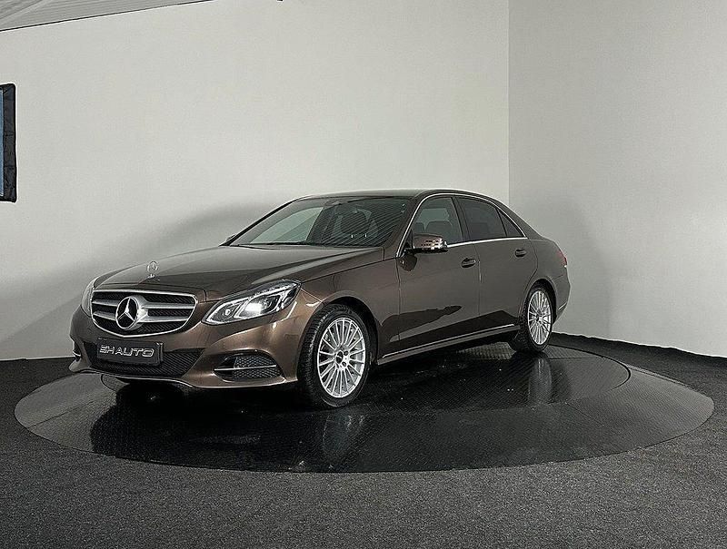Ljusbrun (brun metallic) Begagnad 2014 Mercedes E220 Sedan | 169 900 kr (Marknadspris) - Bild 1/4