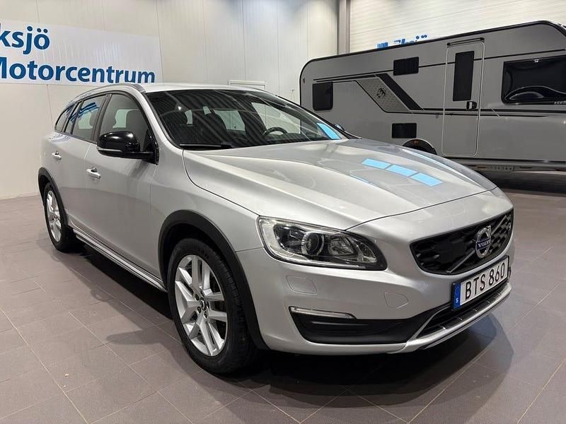Silver Begagnad 2016 Volvo V60 CC Summum Kombi | 159 900 kr (Lite dyr) - Bild 1/4