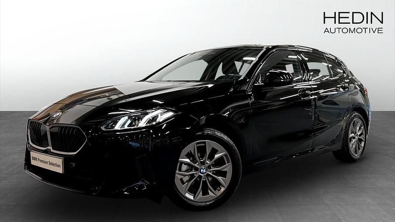 Svart Begagnad 2025 BMW 120 Halvkombi | 314 700 kr - Bild 1/4