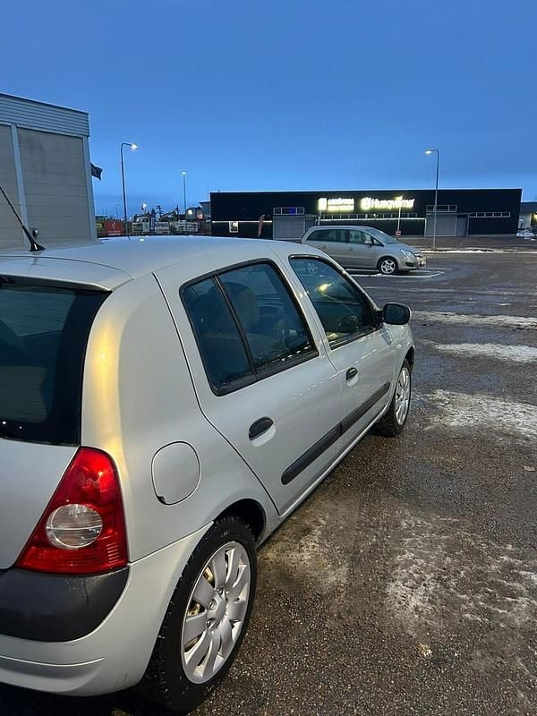 Begagnad Renault Clio R.S. 75 HK (55 kW) 2005 Halvkombi