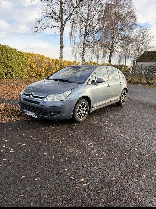 Grå Begagnad 2006 Citroën C4 Halvkombi | 23 000 kr (Marknadspris) - Bild 1/4