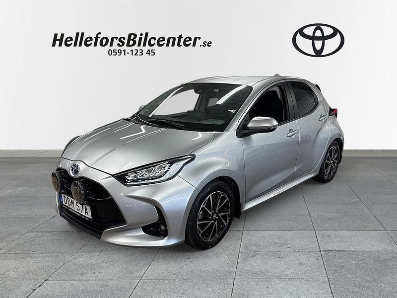 Silver Begagnad 2022 Toyota Yaris Hybrid Active Halvkombi | 229 500 kr (Marknadspris) - Bild 1/3