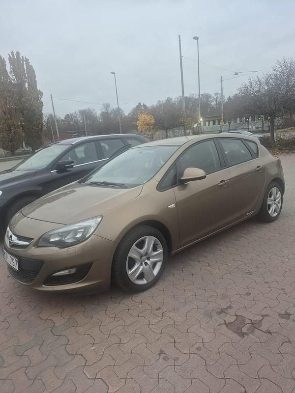 Begagnad 2013 Opel Astra Halvkombi | 49 000 kr - Bild 1/4