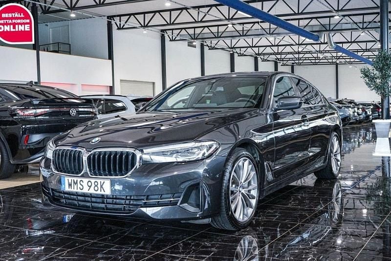 Grå Begagnad 2022 BMW 530 Comfort Edition Sedan | 459 500 kr (Superpris) - Bild 1/4