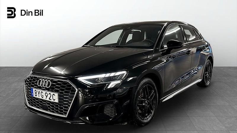 Svart Begagnad 2022 Audi A3 Sportback Advanced Plus Halvkombi | 264 900 kr (Marknadspris) - Bild 1/4