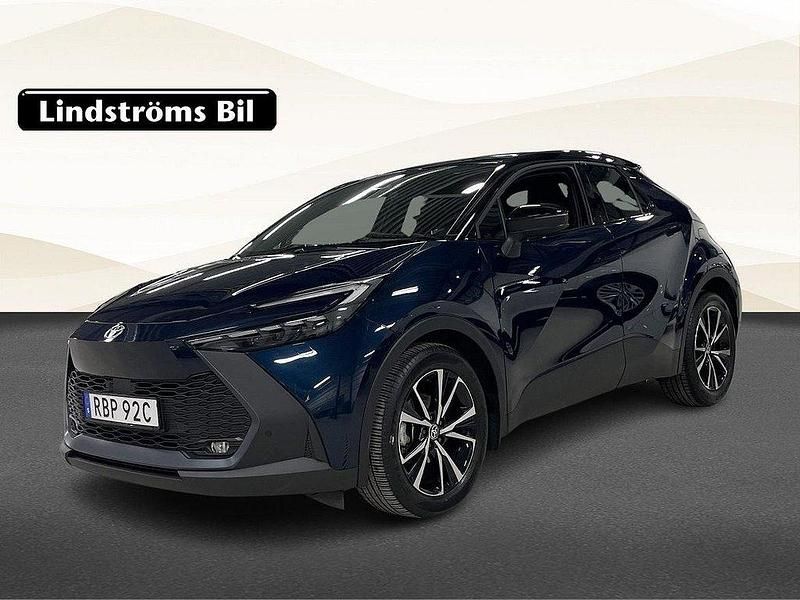 Blå Begagnad 2024 Toyota C-HR Style SUV | 369 900 kr (Marknadspris) - Bild 1/3