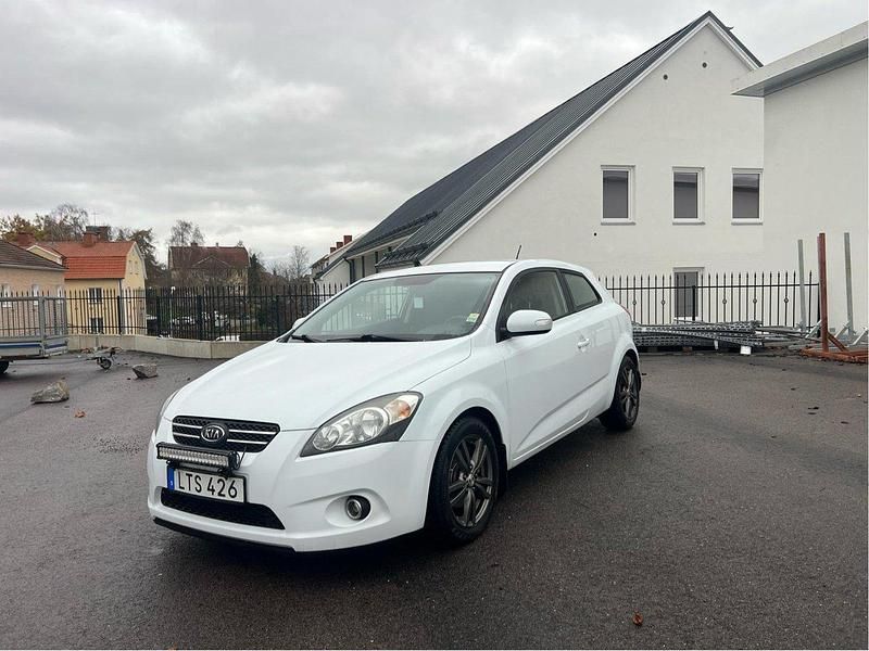 Vit Begagnad 2010 Kia ProCeed Halvkombi | 42 000 kr (Lite dyr) - Bild 1/4