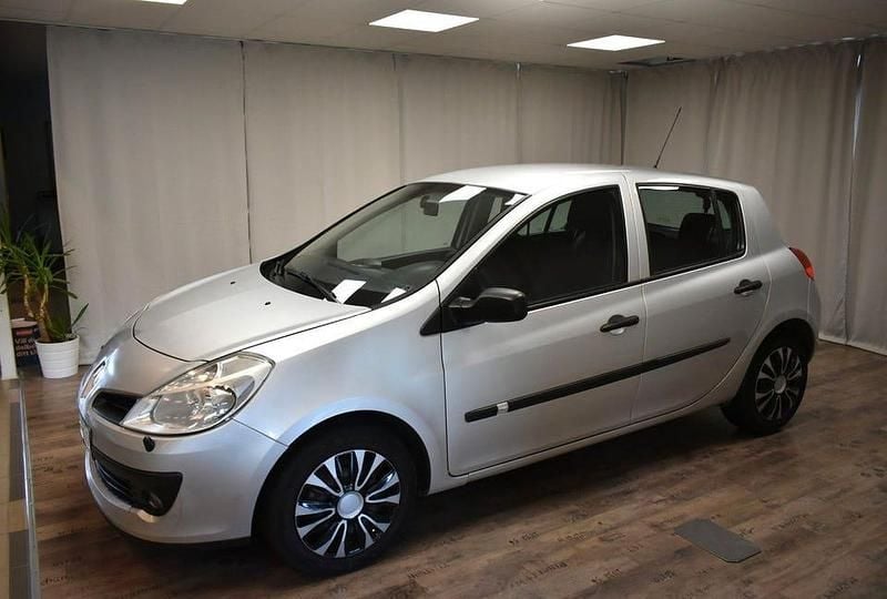 Begagnad Renault Clio II 112 HK (82 kW) 2007 Ljusgrå Halvkombi