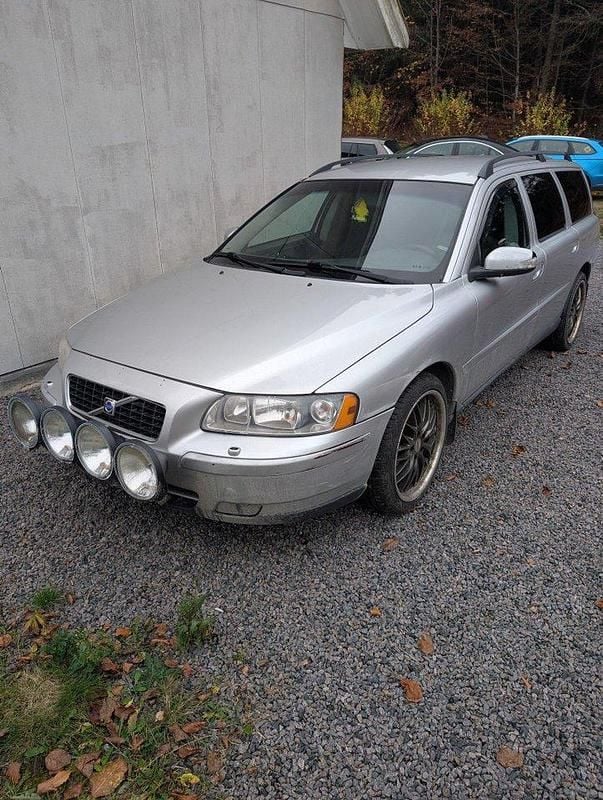 Grå Begagnad 2007 Volvo V70 Kinetic Kombi | 7 000 kr (Superpris) - Bild 1/3