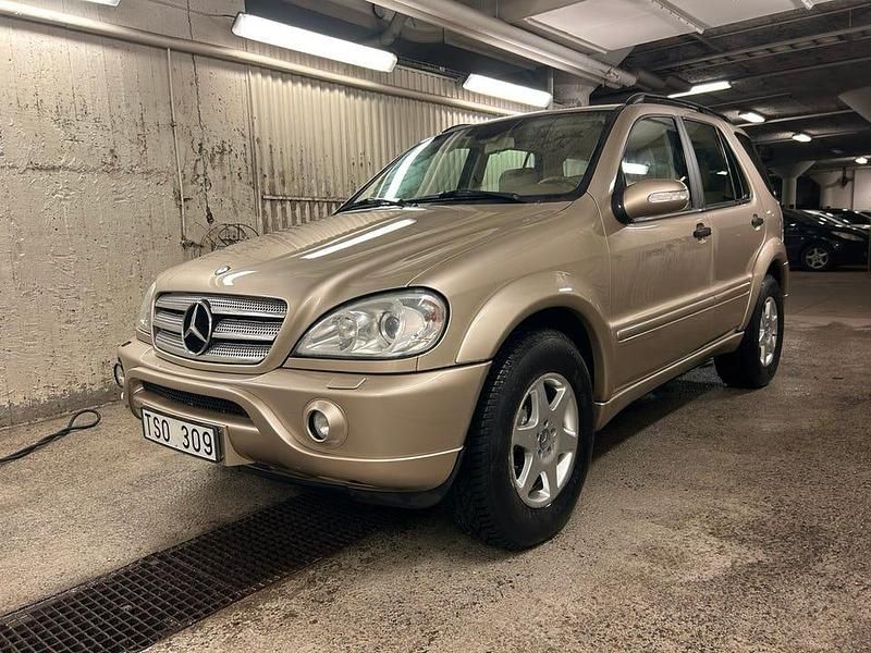 Pearl gold metallic Begagnad 2003 Mercedes ML320 SUV | 102 000 kr - Bild 1/4