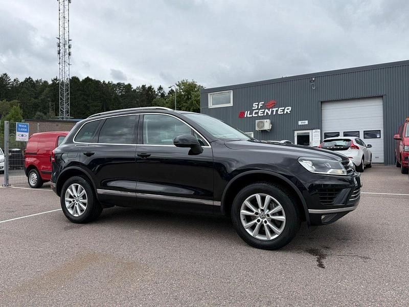 Svart Begagnad 2017 VW Touareg SUV | 229 900 kr (Lite dyr) - Bild 1/4