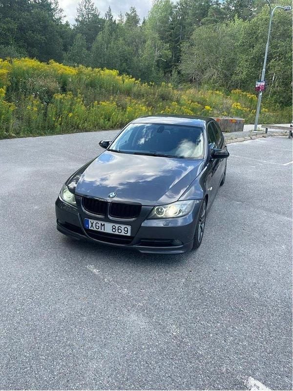 Grå Begagnad 2006 BMW 325 Advantage Sedan | 69 000 kr (Marknadspris) - Bild 1/4