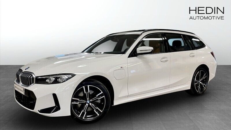 Vit (white) Begagnad 2024 BMW 330e M Sport Kombi | 537 700 kr (Superpris) - Bild 1/4