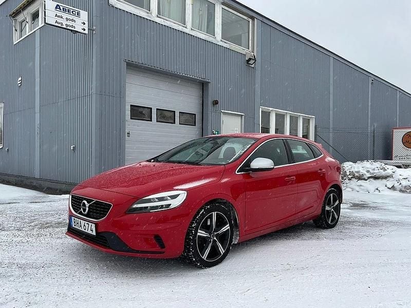 Röd Begagnad 2018 Volvo V40 R-Design Halvkombi | 179 000 kr (Bra pris) - Bild 1/4
