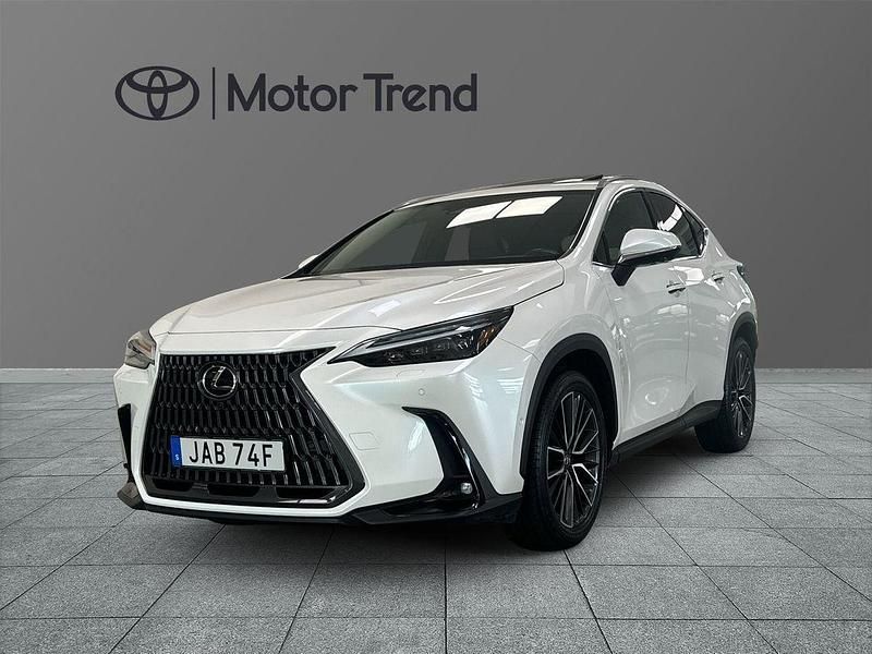 Vit Begagnad 2022 Lexus NX450h+ Luxury Line SUV | 569 900 kr (Bra pris) - Bild 1/3