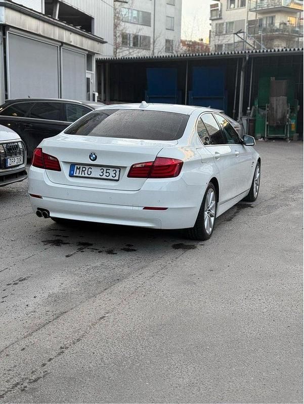Vit Begagnad 2011 BMW 530 Sedan | 136 000 kr (Marknadspris) - Bild 1/4