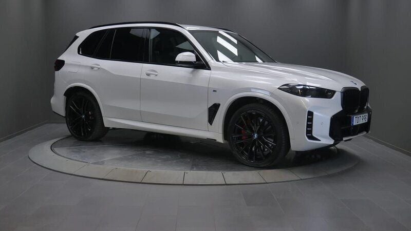 Vit Begagnad 2025 BMW X5 Comfort Edition SUV | 1 079 000 kr (Lite dyr) - Bild 1/4