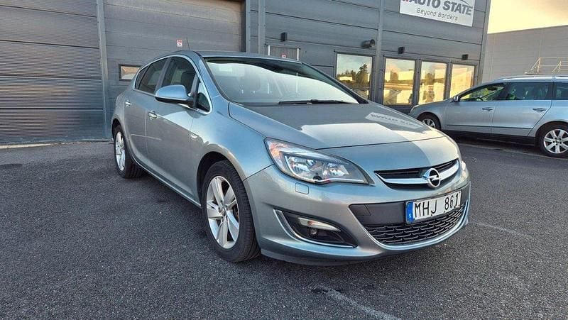Grå Begagnad 2012 Opel Astra Sport Halvkombi | 44 900 kr (Marknadspris) - Bild 1/4