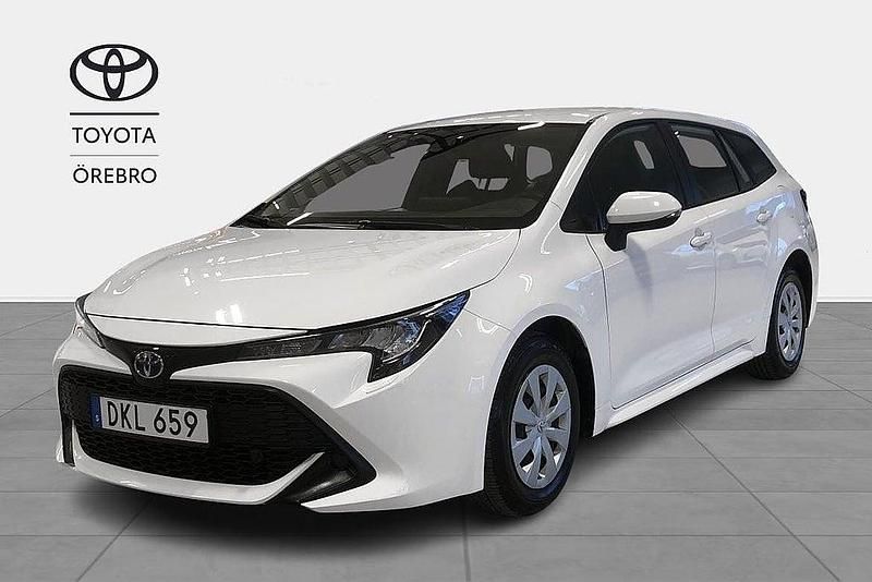 Vit Begagnad 2022 Toyota Corolla Life Kombi | 229 900 kr (Marknadspris) - Bild 1/3