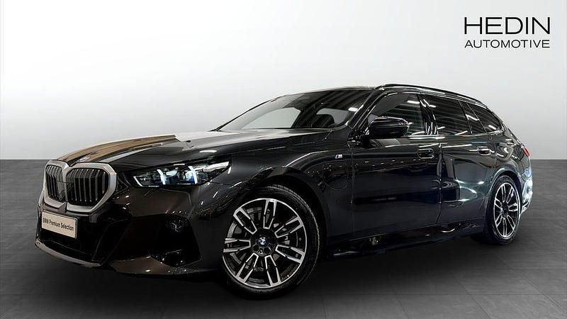 Grå Begagnad 2025 BMW 530 M Sport Kombi | 638 700 kr - Bild 1/4
