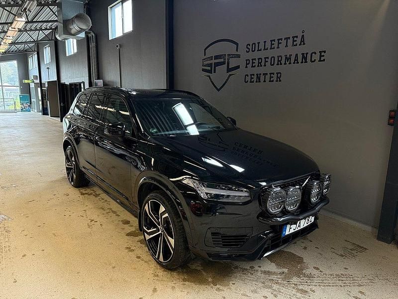 Svart Begagnad 2024 Volvo XC90 Ultra SUV | 749 900 kr (Marknadspris) - Bild 1/4