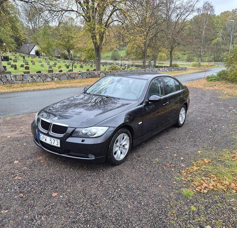 Svart Begagnad 2008 BMW 320 Sedan | 54 000 kr (Bra pris) - Bild 1/4