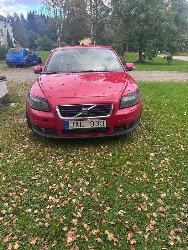 Röd Begagnad 2010 Volvo C30 Momentum Halvkombi | 28 000 kr (Superpris) - Bild 1/4