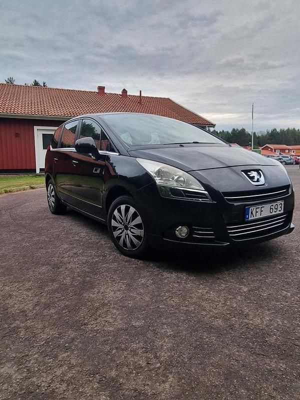 Svart Begagnad 2009 Peugeot 5008 Minibuss | 36 999 kr (Marknadspris) - Bild 1/4