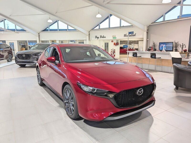 Röd Ny 2024 Mazda 3 Center-Line Halvkombi | 318 800 kr (Bra pris) - Bild 1/4