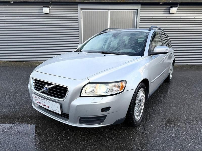 Ljusgrå (grå) Begagnad 2008 Volvo V50 Kinetic Kombi | 27 900 kr (Marknadspris) - Bild 1/4