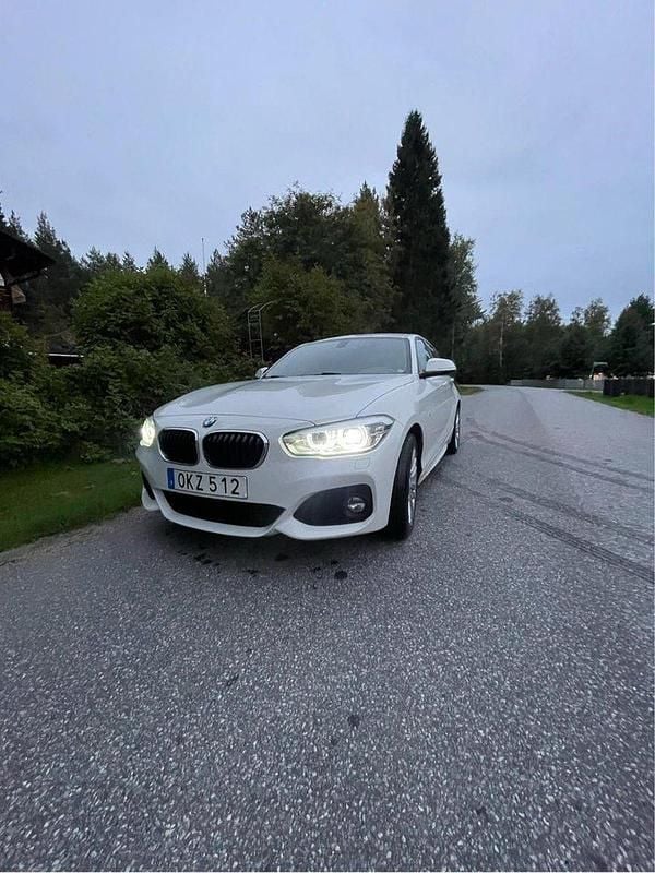 Vit Begagnad 2017 BMW 118 M Sport Halvkombi | 169 900 kr (Marknadspris) - Bild 1/4