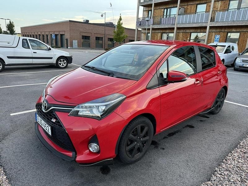 Röd Begagnad 2014 Toyota Yaris Active Halvkombi | 99 000 kr (Marknadspris) - Bild 1/4