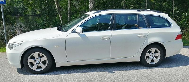 Vit Begagnad 2009 BMW 520 Kombi | 49 000 kr (Marknadspris) - Bild 1/4