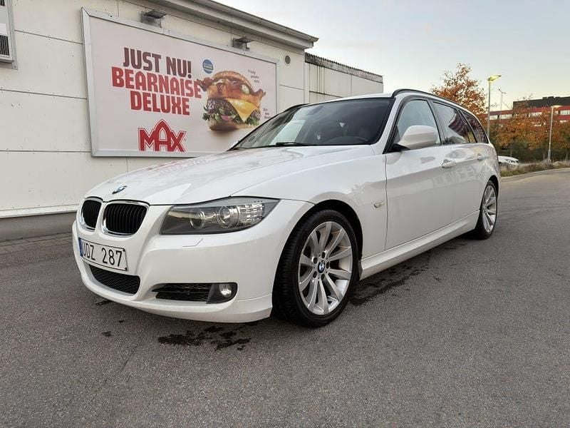 Vit Begagnad 2011 BMW 318 Kombi | 50 000 kr (Marknadspris) - Bild 1/4
