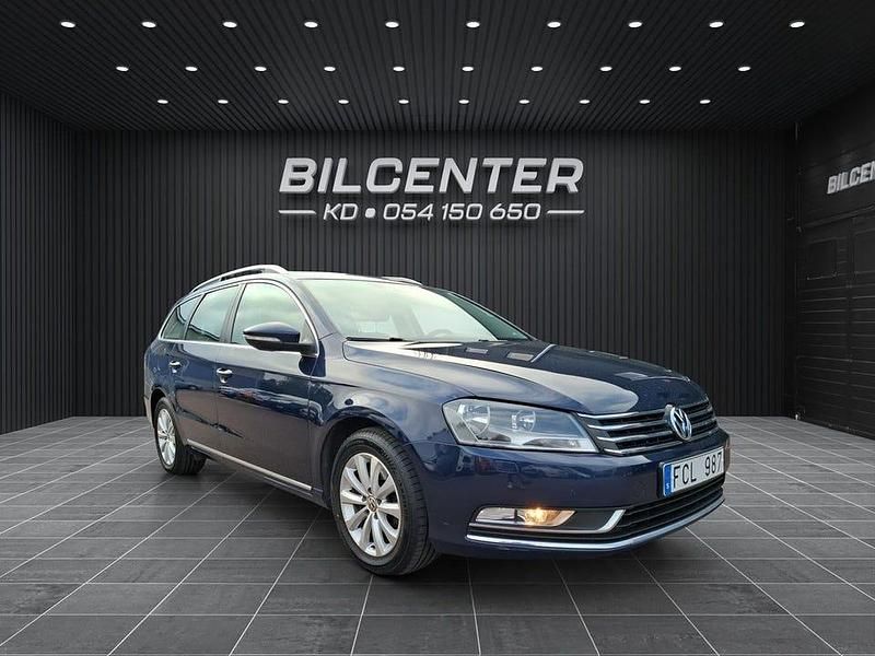 Mörkblå (blå) Begagnad 2013 VW Passat Kombi | 129 900 kr (Dyr) - Bild 1/4